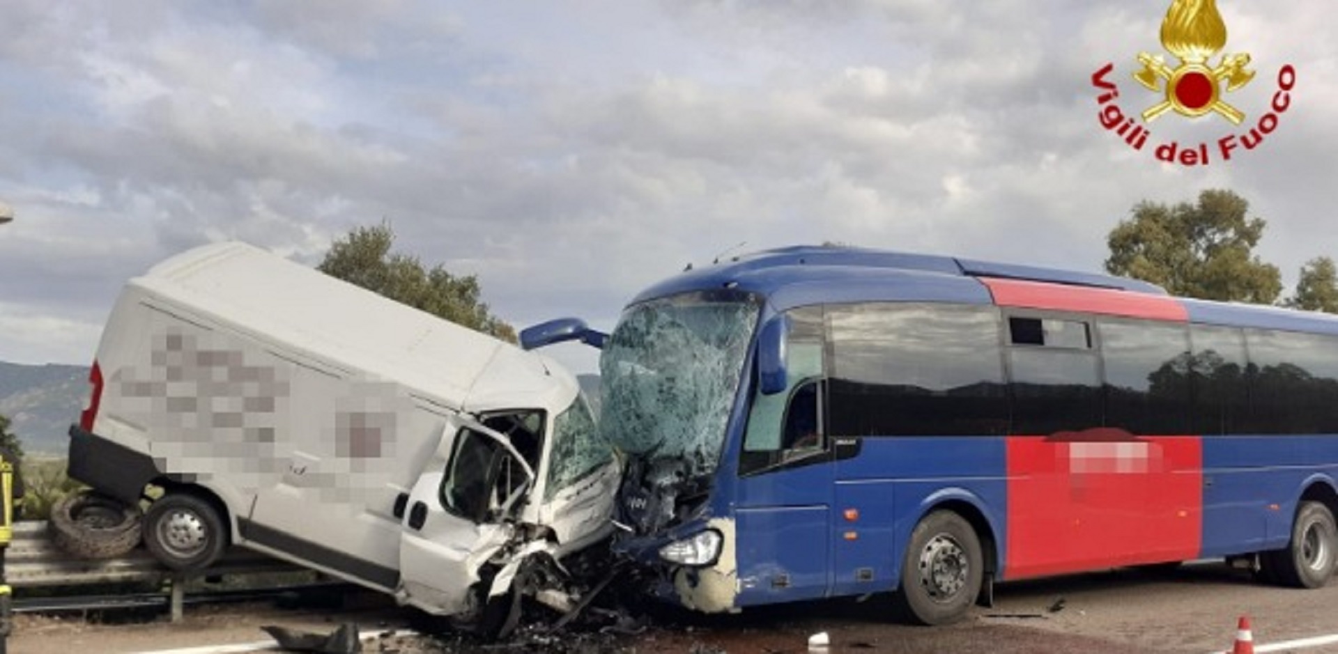 Terribile scontro tra furgone e bus dell'Arst: 4 feriti gravi