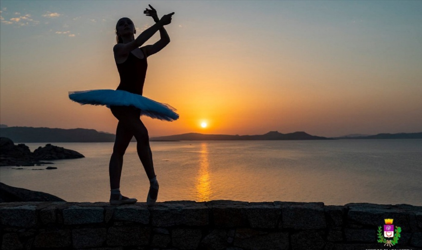 Arzachena, 15 ballerine danzano davanti alle bellezze naturali