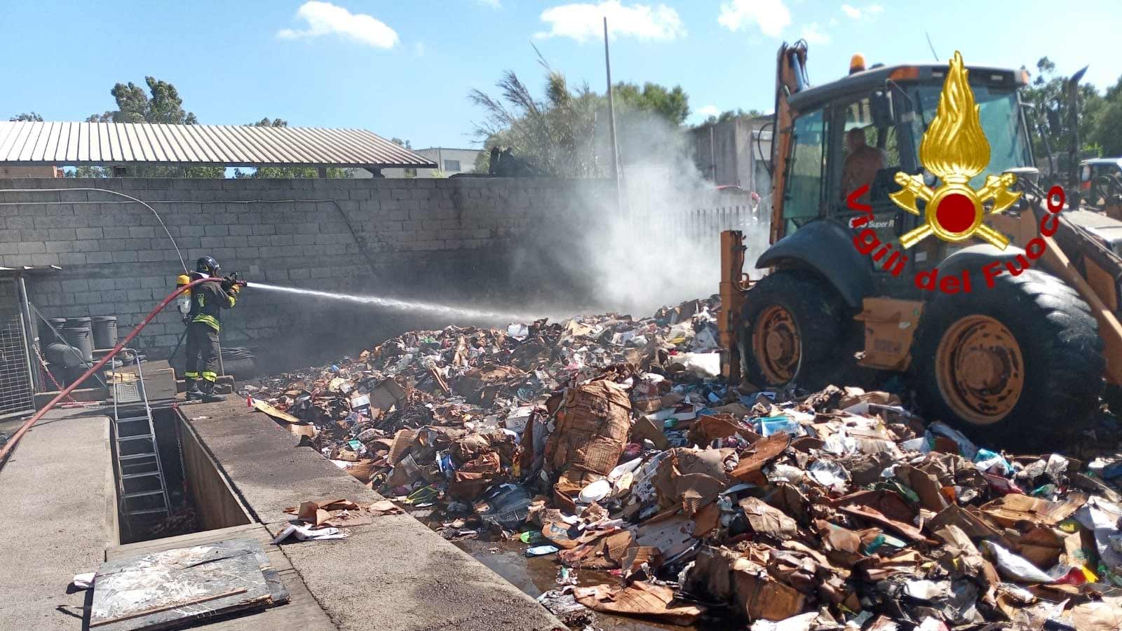 Arzachena, fiamme all'ecocentro: 3 ore per spegnere incendio