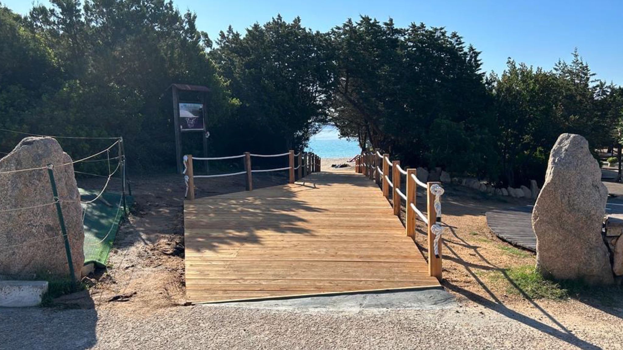 Arzachena, tutela spiaggia Capriccioli: ecco le passerelle in legno