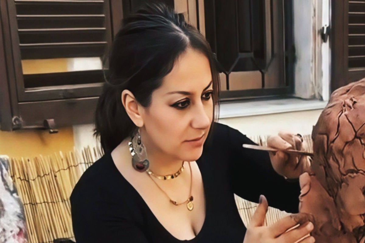 Telti, l’arte di Aurelia Nudda vola a Milano con l’opera “Il primo dono”