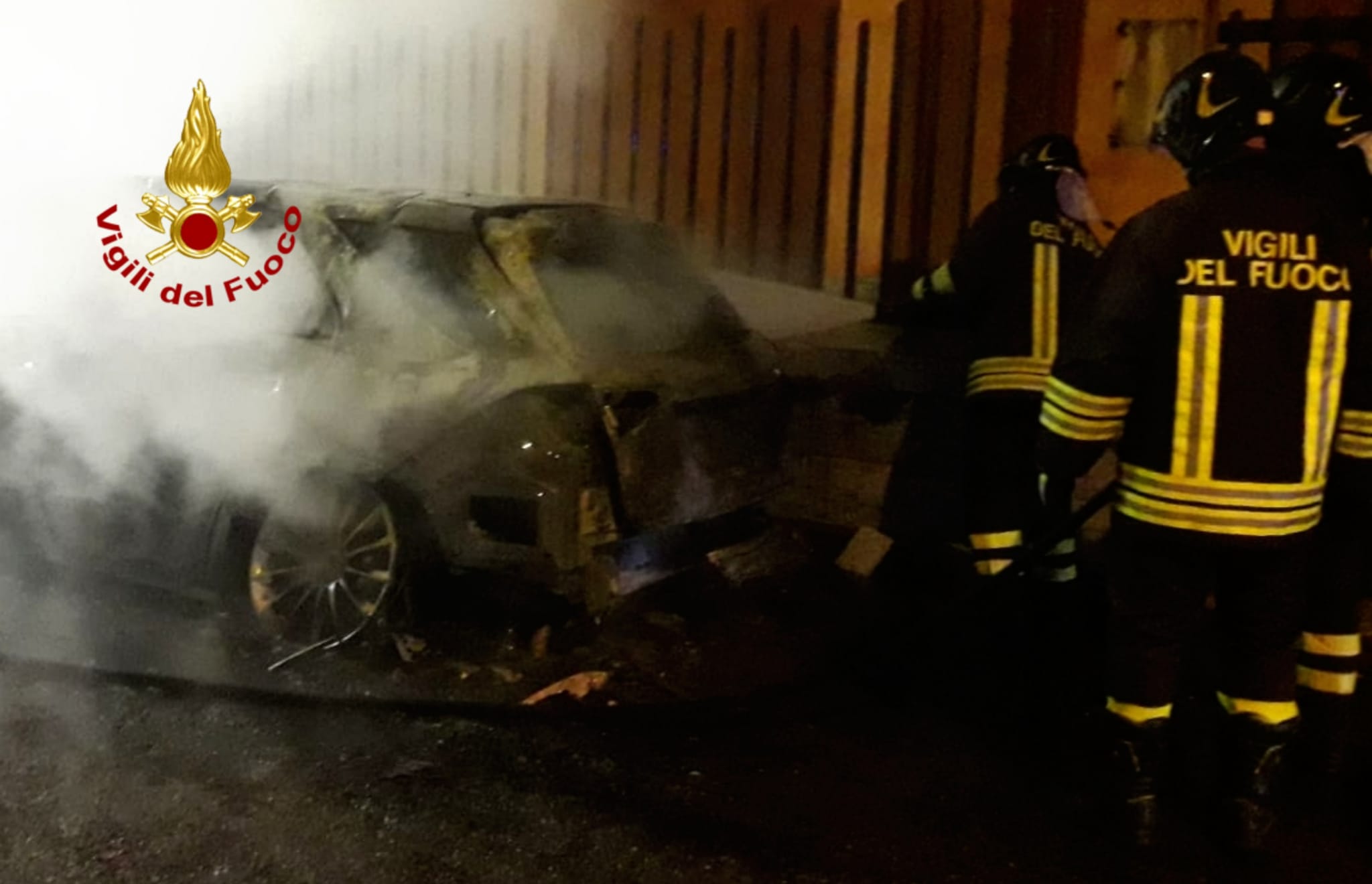 Auto a fuoco nella notte: casa in parte danneggiata