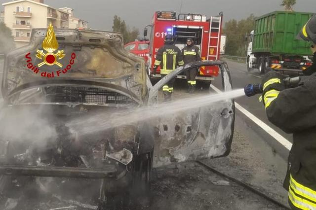 Auto a fuoco sulla SS 130: in azione i Vigili del fuoco