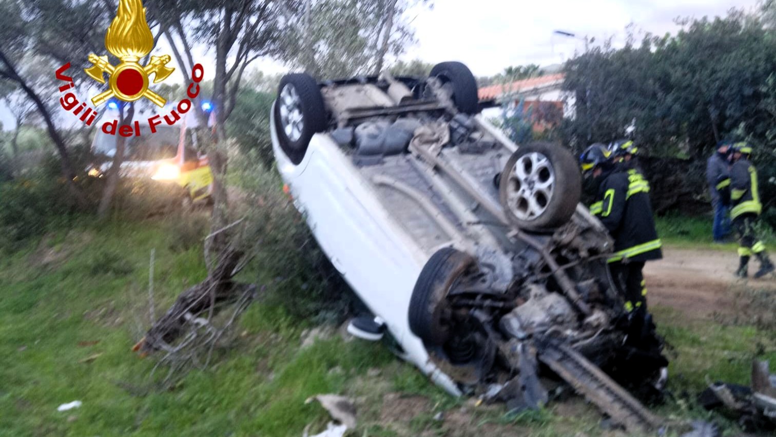  Grave incidente a San Teodoro: finisce contro un albero e l'auto si ribalta