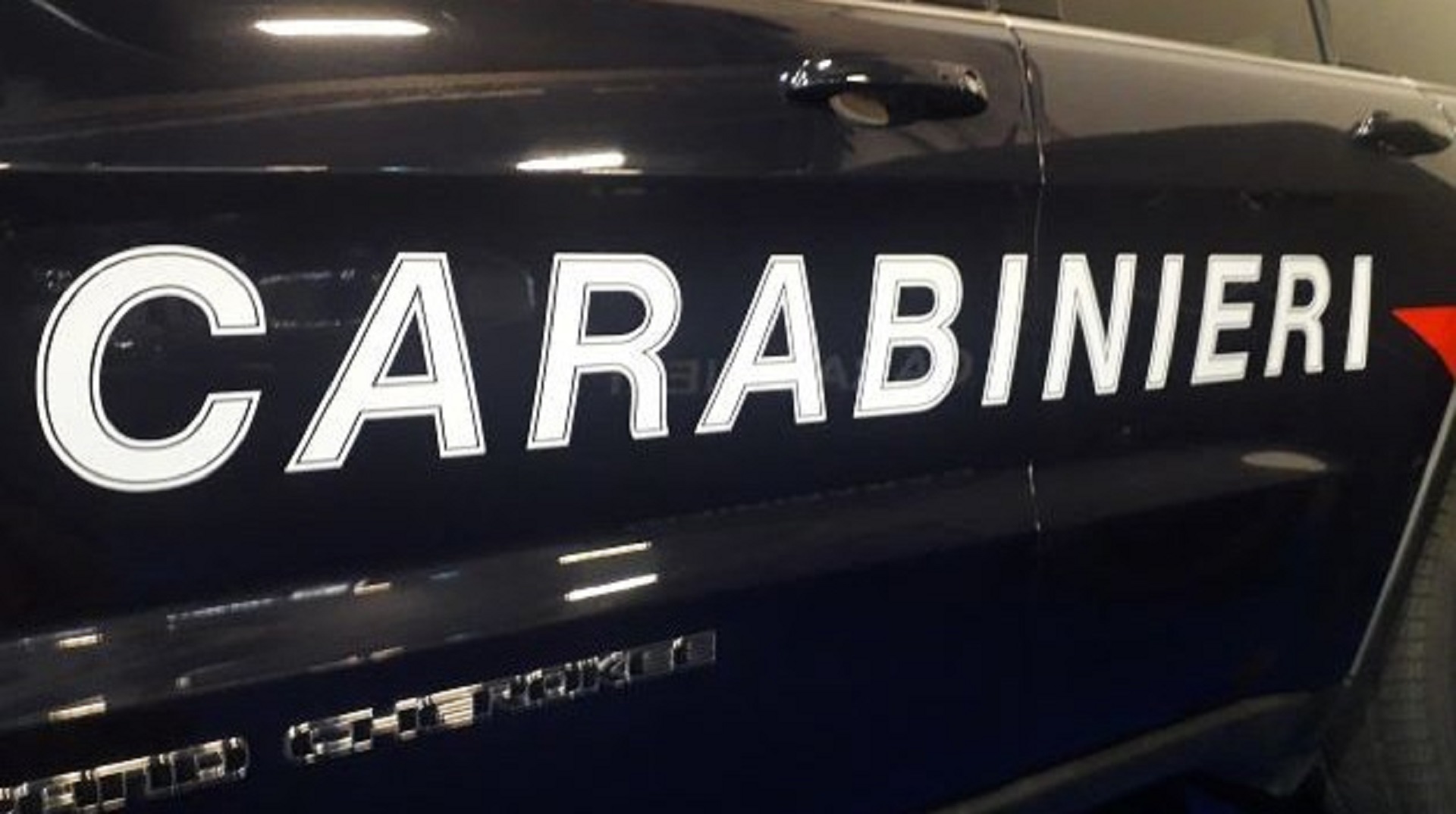 Tragedia in casa: cade dalle scale e muore