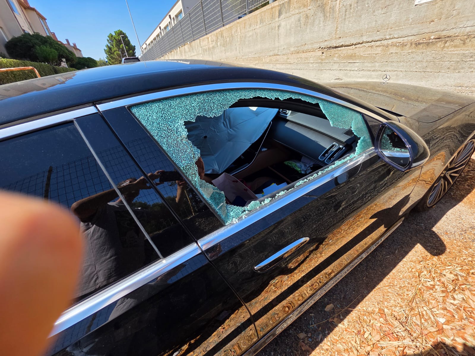 Olbia, notte di paura a Poltu Quadu: decine di auto danneggiate per i furti