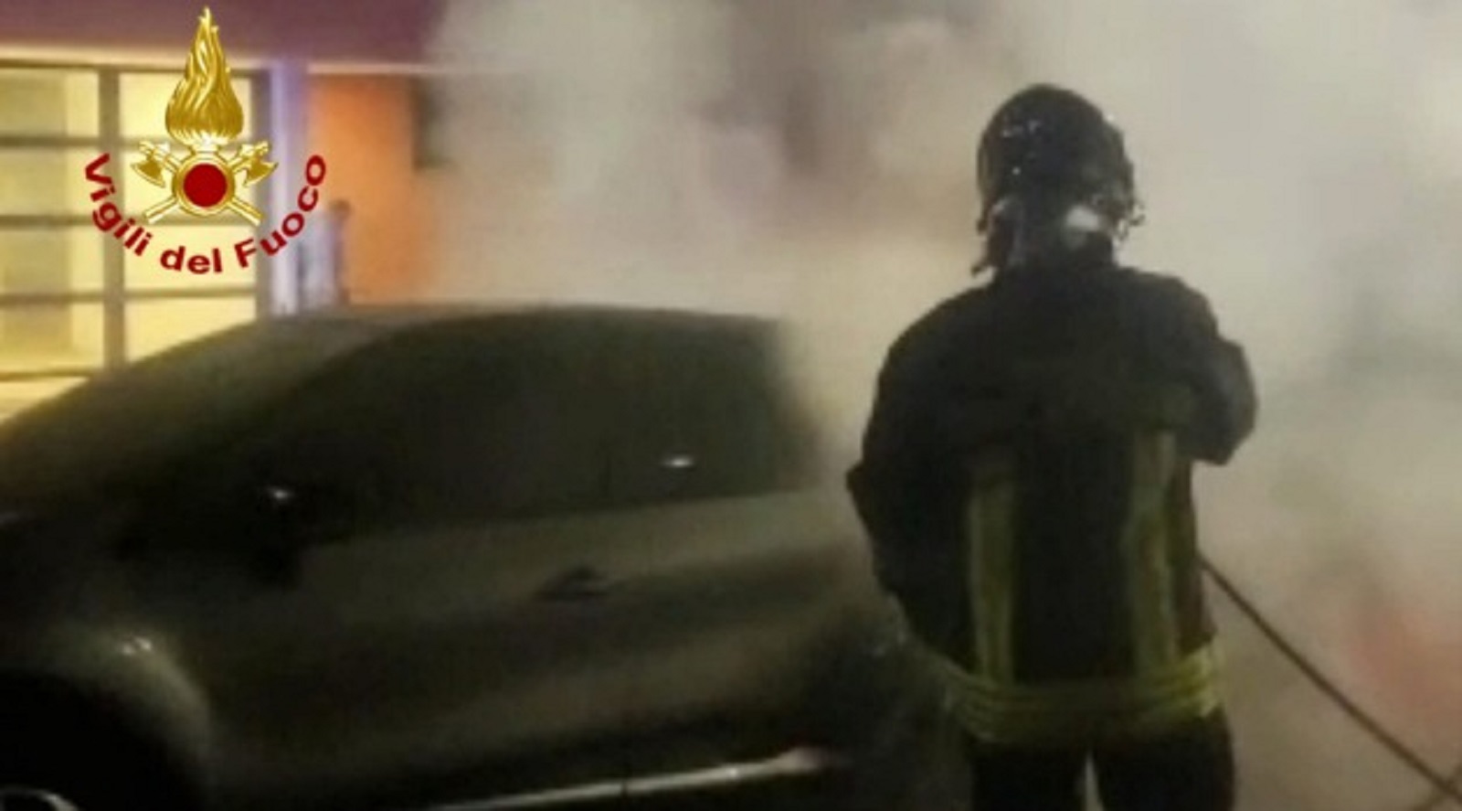 A fuoco tre auto in sosta: accertamenti in corso