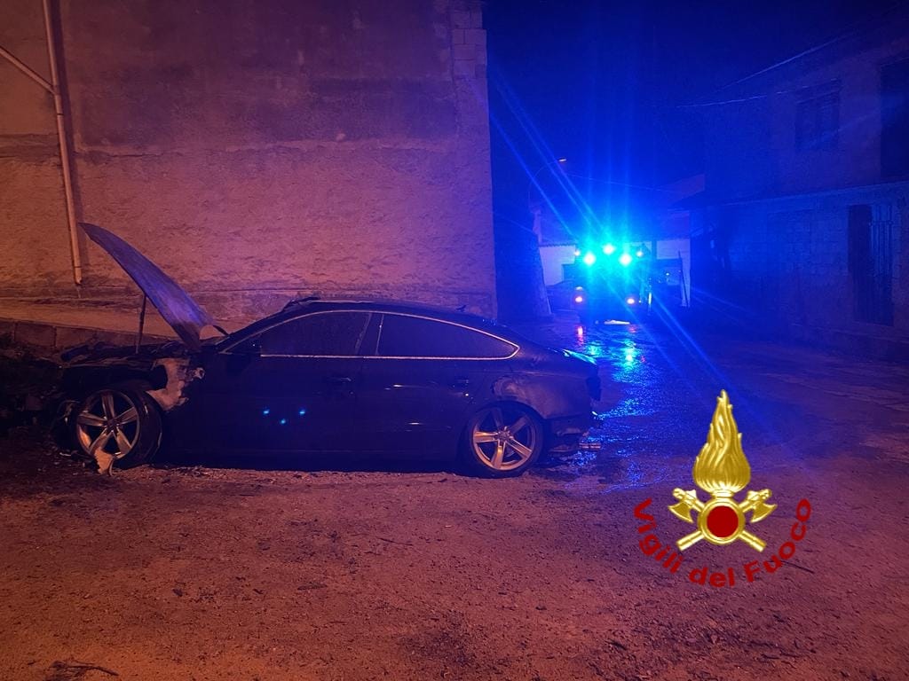 Auto a fuoco nella notte: accertamenti in corso