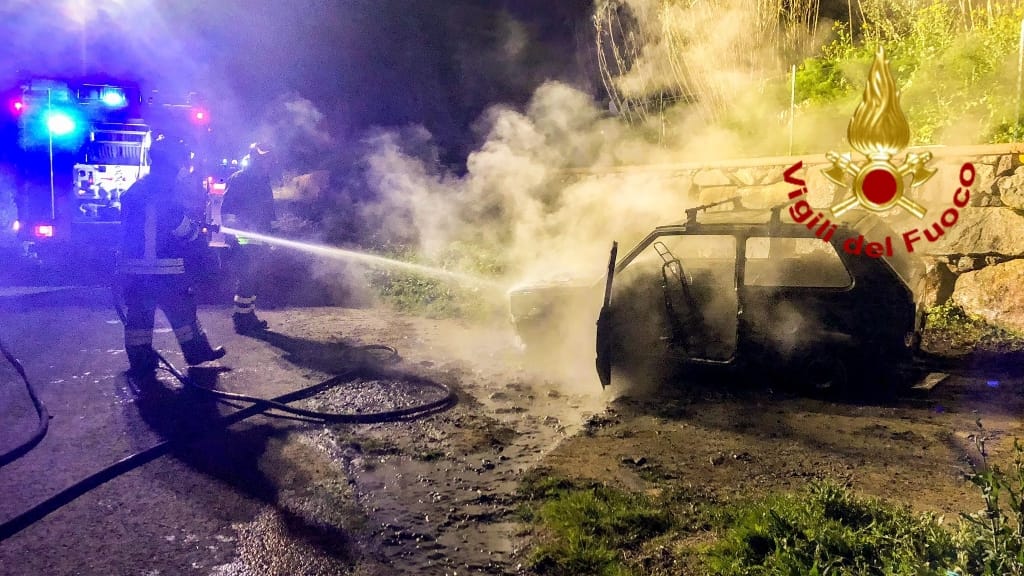 Incendio nella notte: auto completamente distrutta dalle fiamme