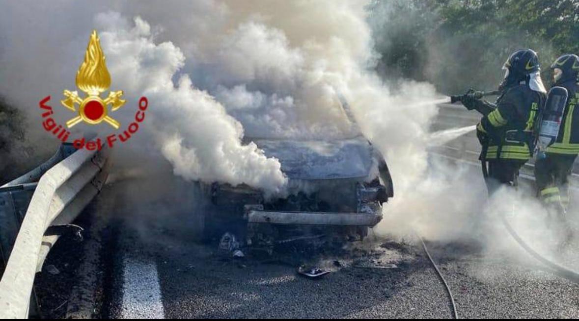 Siniscola: auto a fuoco in direzione Olbia