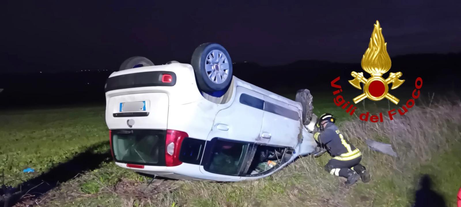 Auto si ribalta fuori strada, ferito il conducente