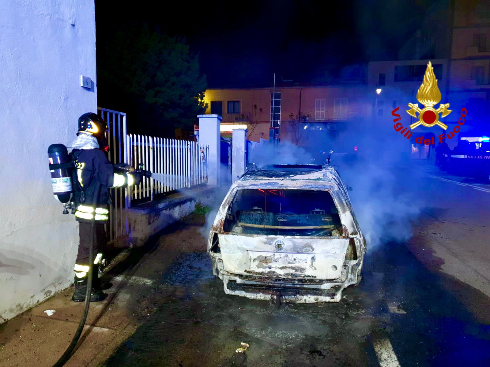 Olbia: auto prende fuoco nella notte, i danni sono ingenti