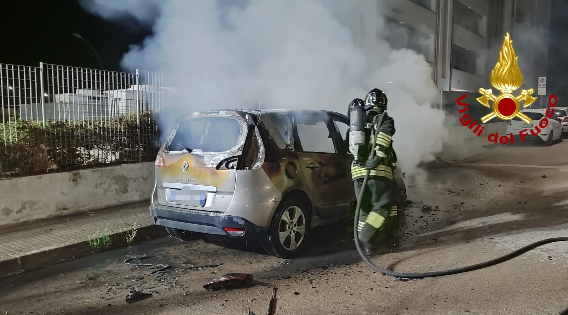 Un'altra auto in fiamme nella notte