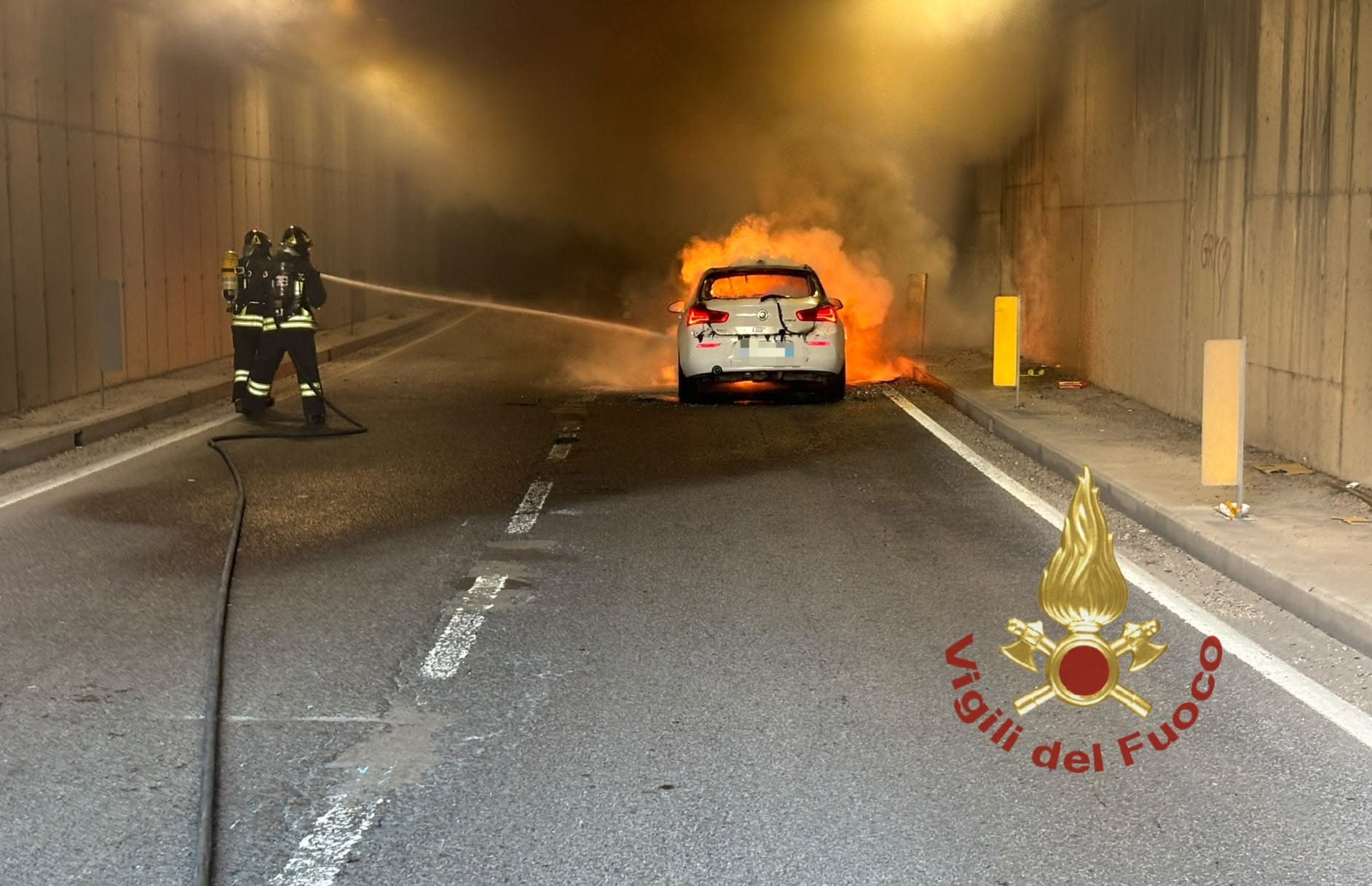 Auto in fiamme nel tunnel di Olbia, traffico bloccato verso Palau