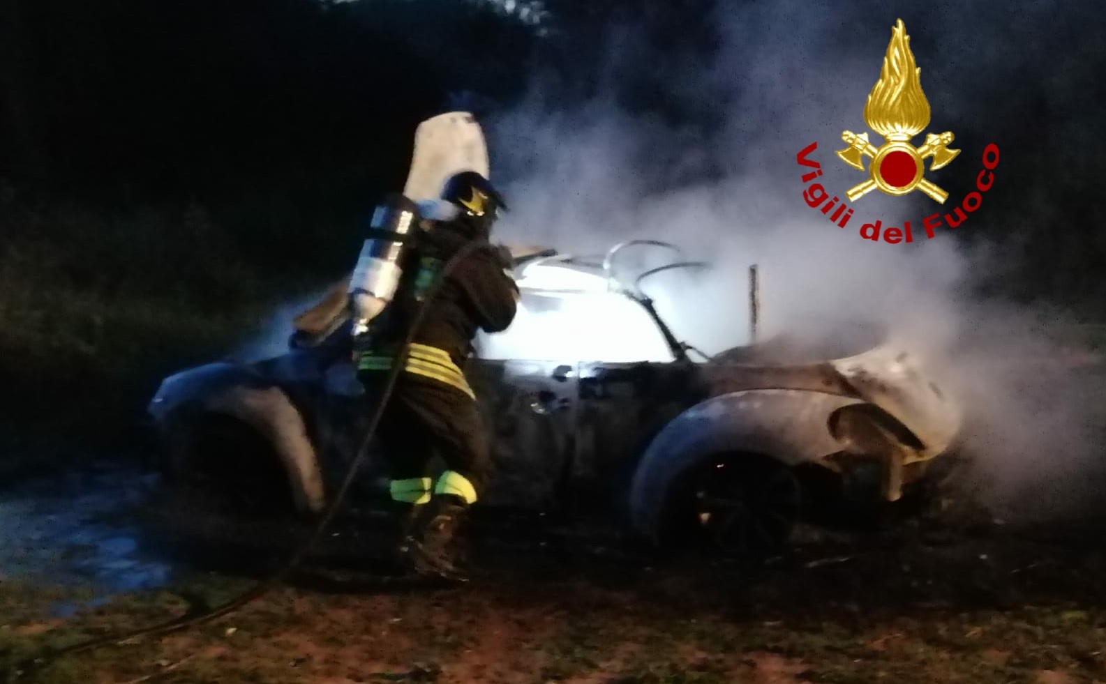 Arzachena: auto viene distrutta dalle fiamme