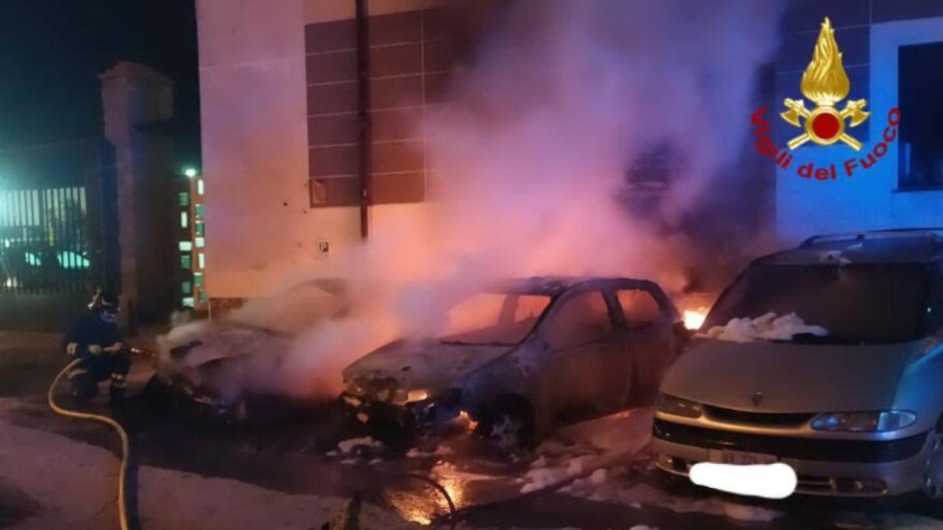 Auto in fiamme in autosalone