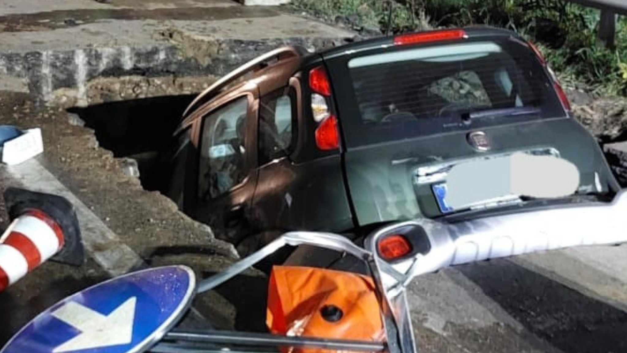 Nord Sardegna, auto dentro una voragine: due feriti