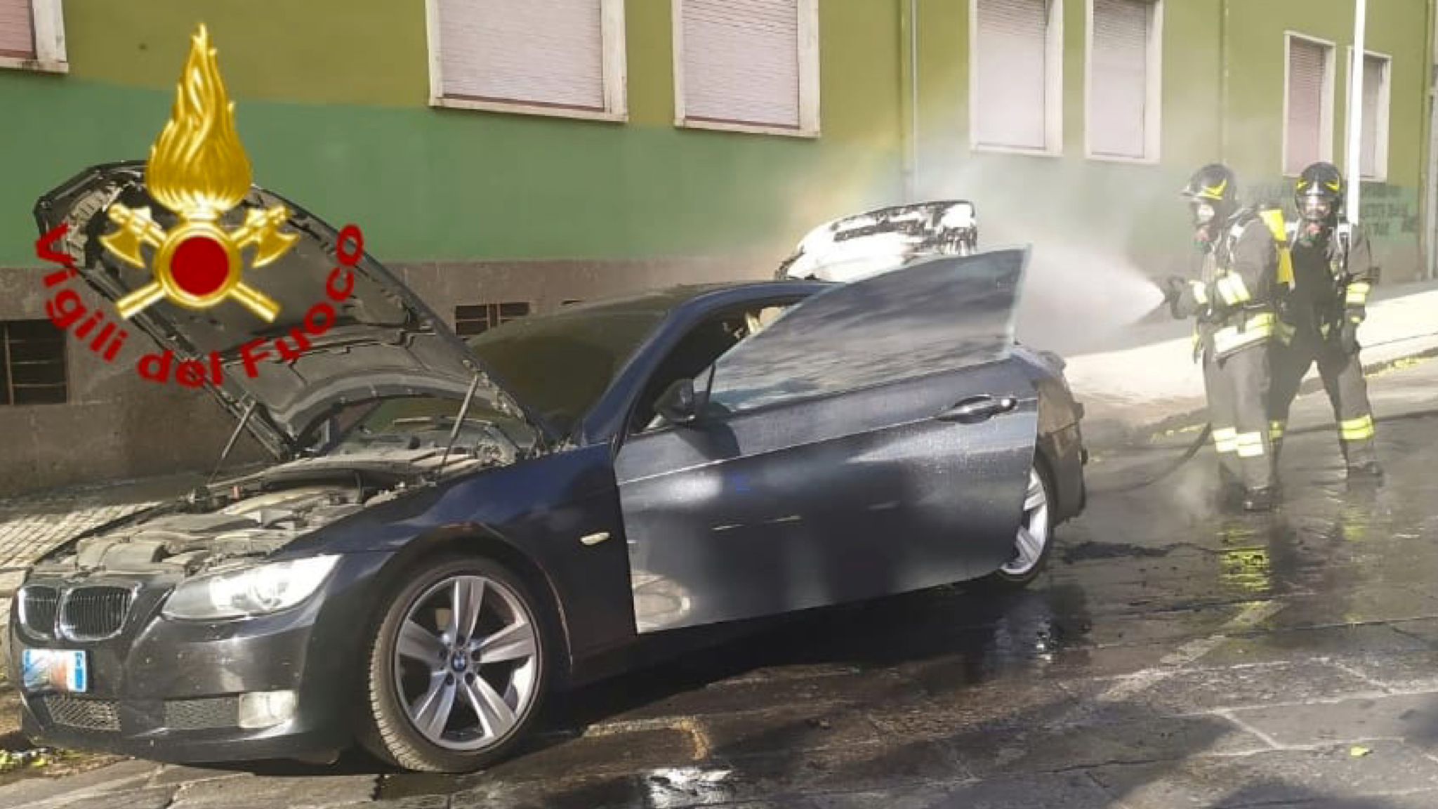 Nord Sardegna, auto a fuoco durante la marcia conducente intossicato