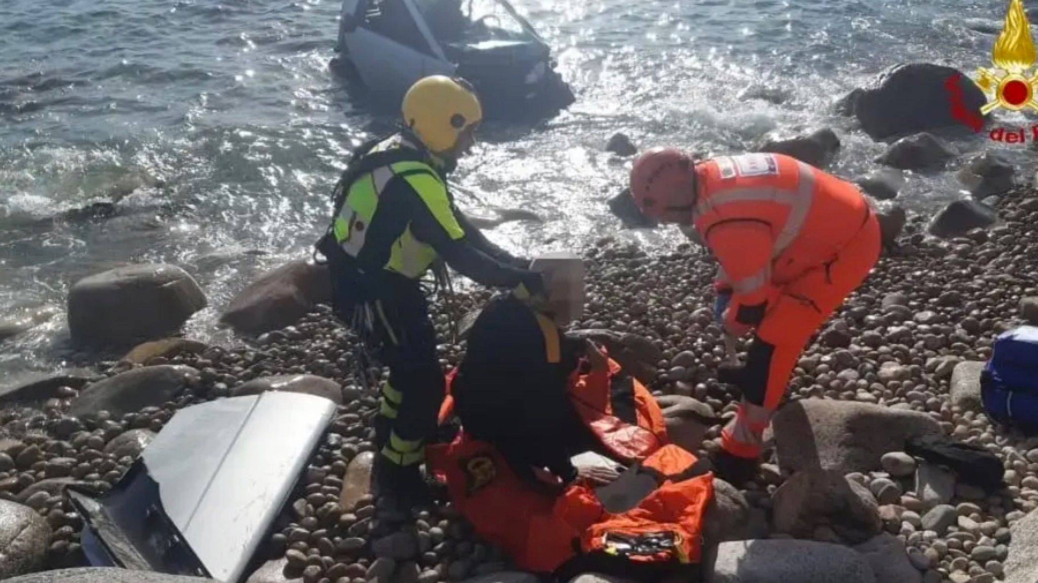 Con l'auto finisce in mare: uomo in ospedale