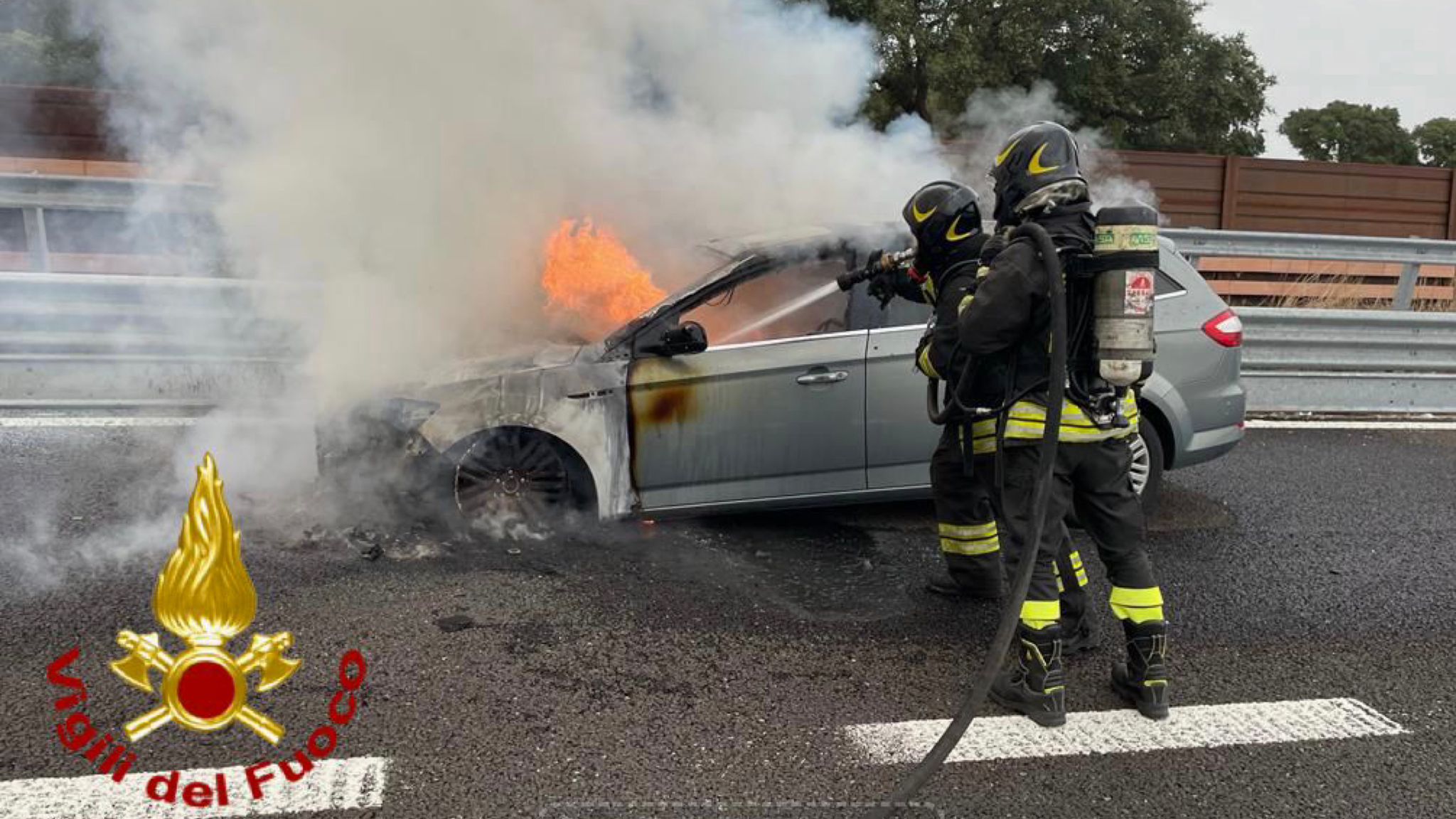 Monti, auto a fuoco sulla ss 131: in azione i vigili del fuoco di Olbia