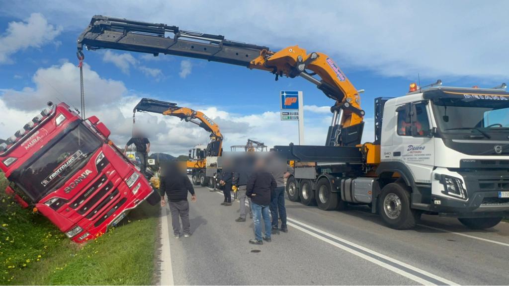 Olbia, tir fuori strada: l'incredibile recupero con due autogru
