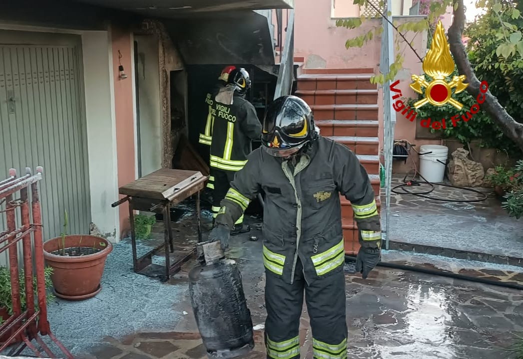 Arzachena, bombola di Gpl prende fuoco durante il barbecue: Vigili del fuoco evitano il peggio