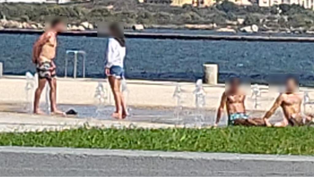 Olbia, il lungomare come una spiaggia: in costume sotto l'acqua
