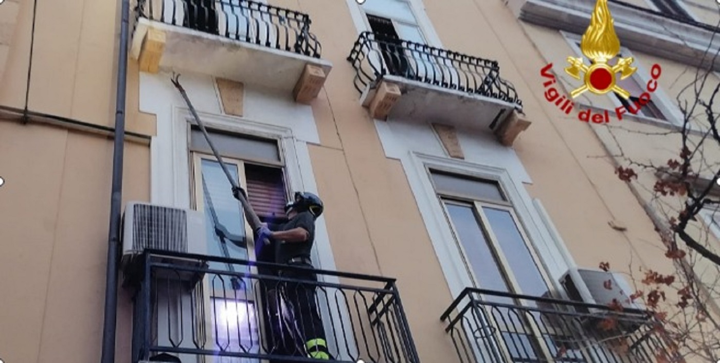 Parziale crollo di un balcone: in azione i Vigili del fuoco