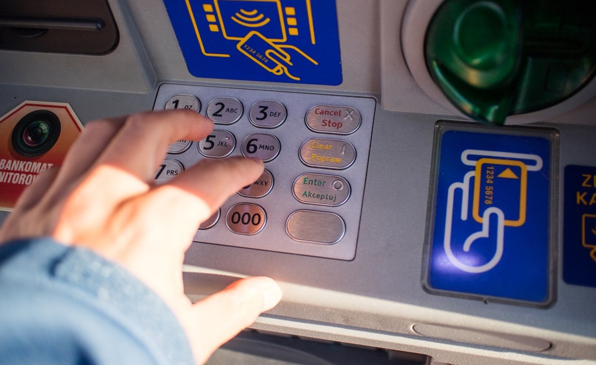 Olbia, preleva al bancomat e le svuotano il conto di oltre 6mila euro