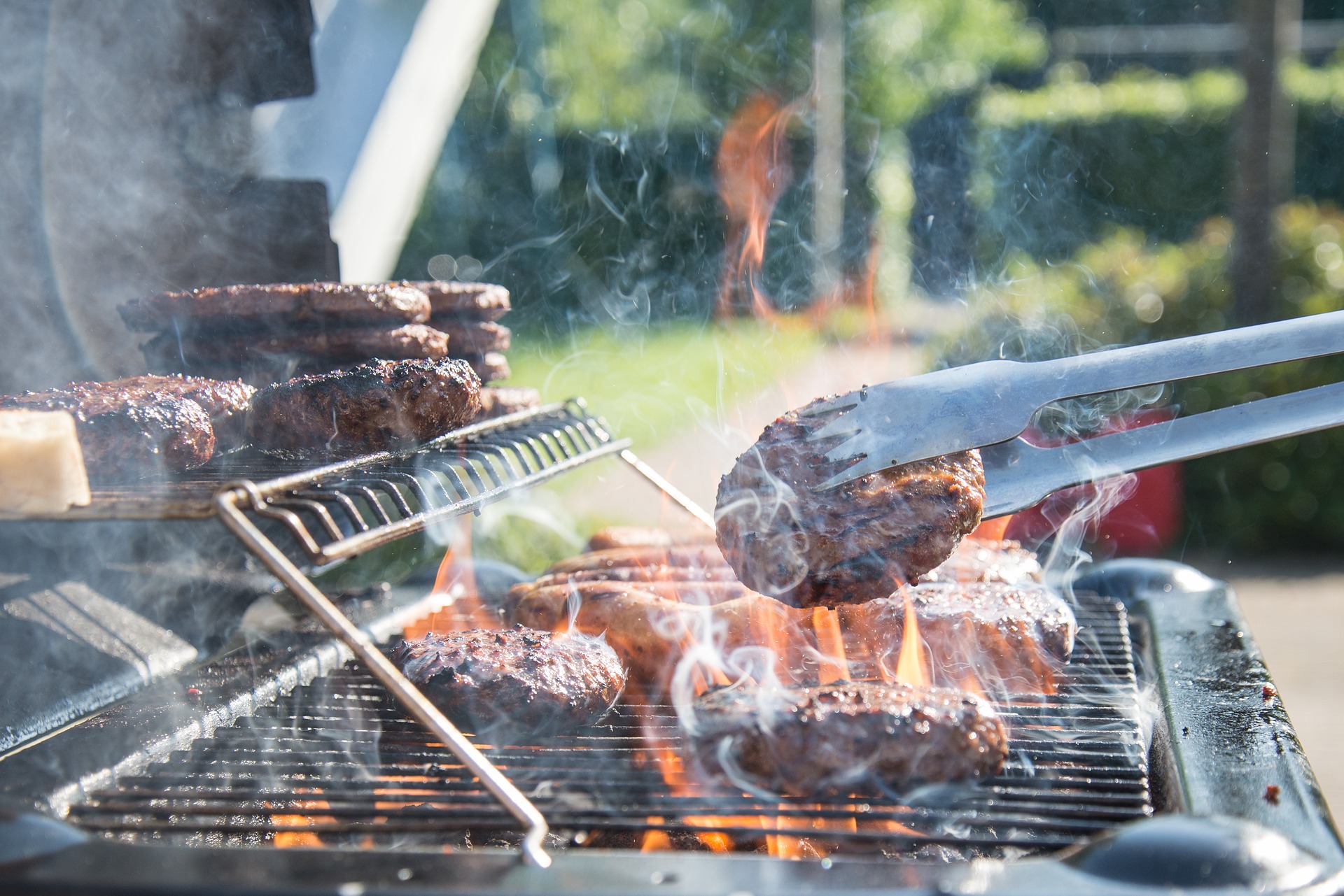 Sant'Antonio, scoppia l'incendio dal barbecue: un denunciato