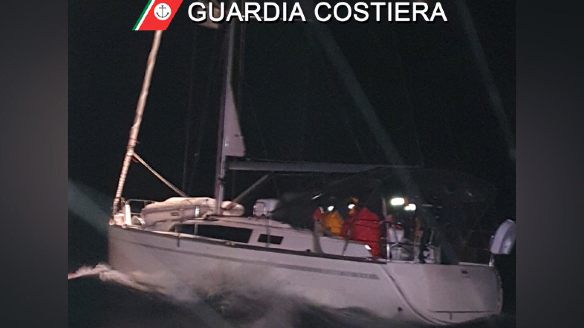 La Maddalena: barca rischia di schiantarsi sugli scogli per il forte vento