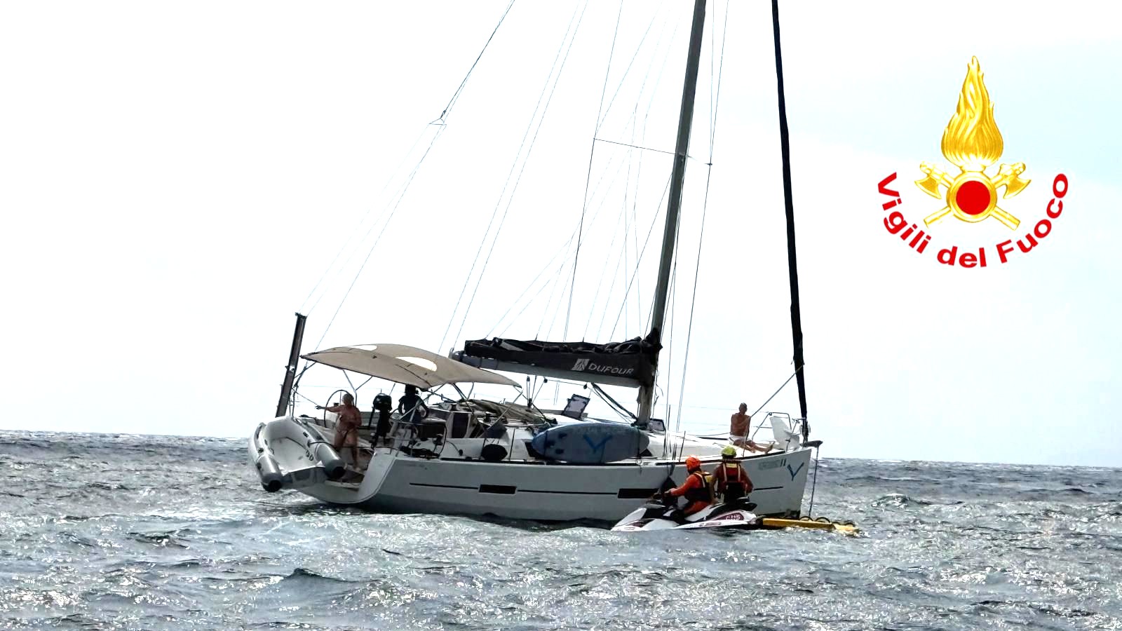 Budoni, barca a vela si incaglia a Porto Ottiolu: salvati tre membri dell'equipaggio