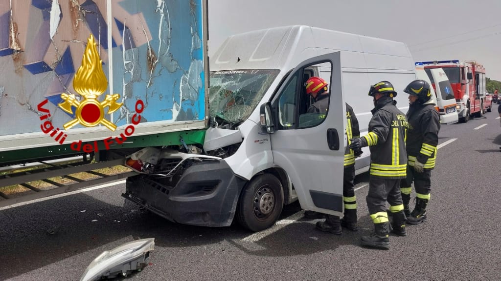 Scontro camion-tir: illesi i conducenti