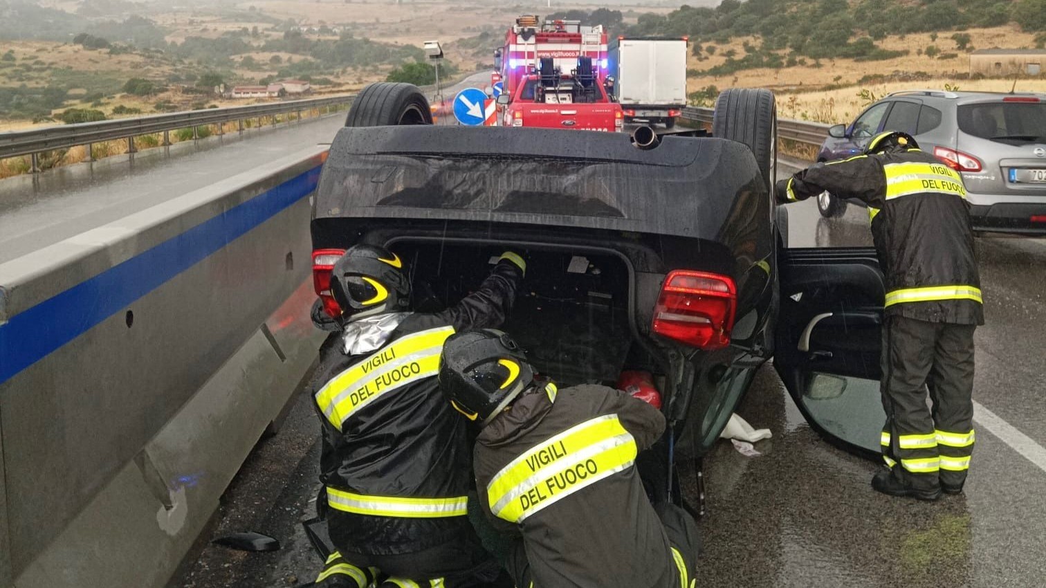 BMW si ribalta sulla SS 131: due feriti trasportati in ospedale con l'elisoccorso