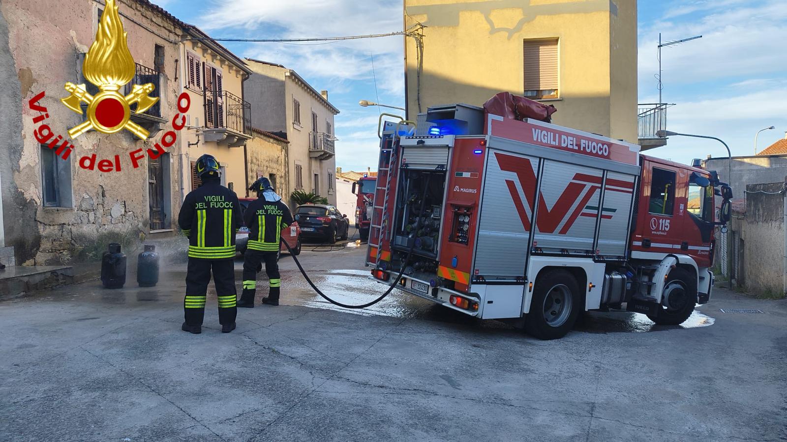 Luras, incendio in un cortile di via Crispi: evacuata un'abitazione