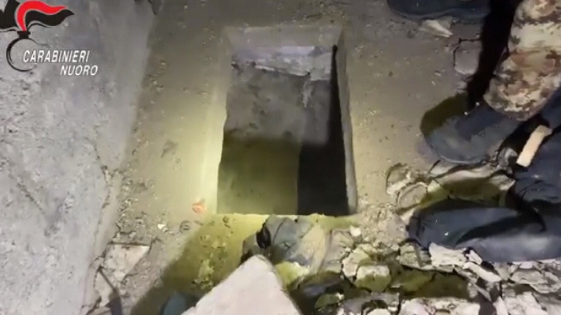 Blitz dei militari: trovato bunker in stabile abbandonato
