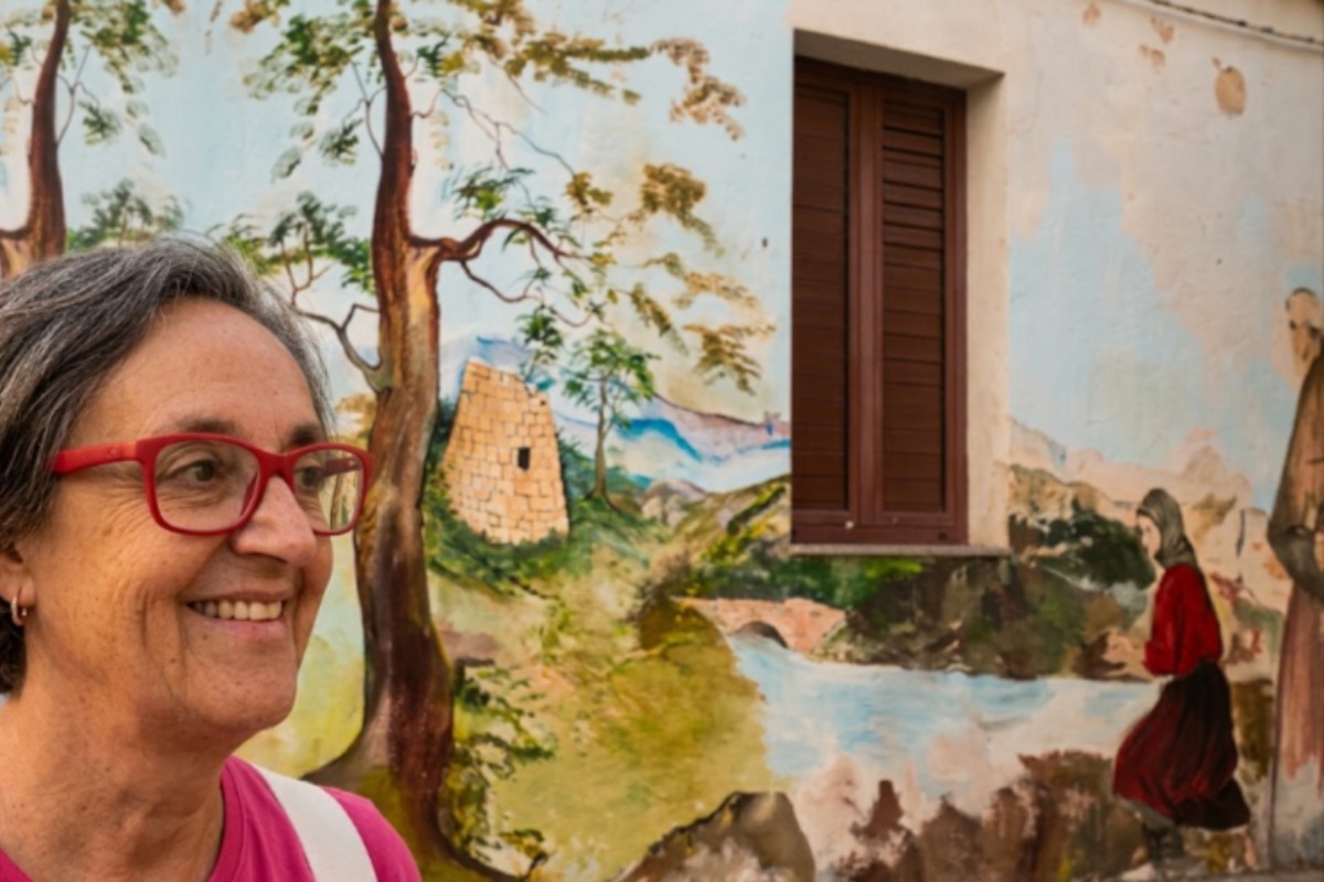 Telti, Ada Maria Broi racconta il restauro del murales tra i colori della memoria