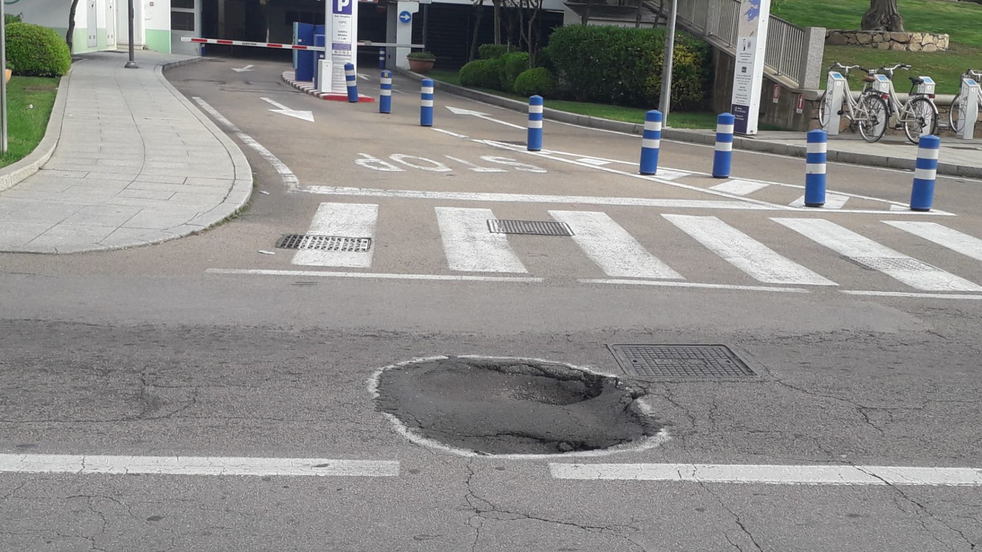 Olbia, buca pericolosa davanti ai parcheggi San Simplicio