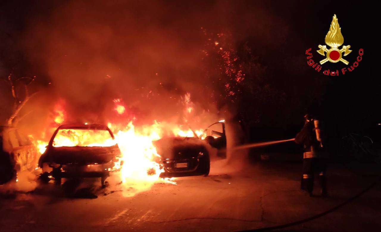  Budoni: tre auto in fiamme nella notte