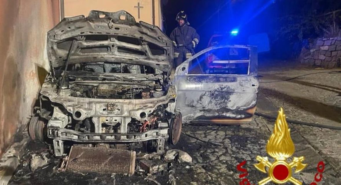 Auto a fuoco nella notte: indagini in corso