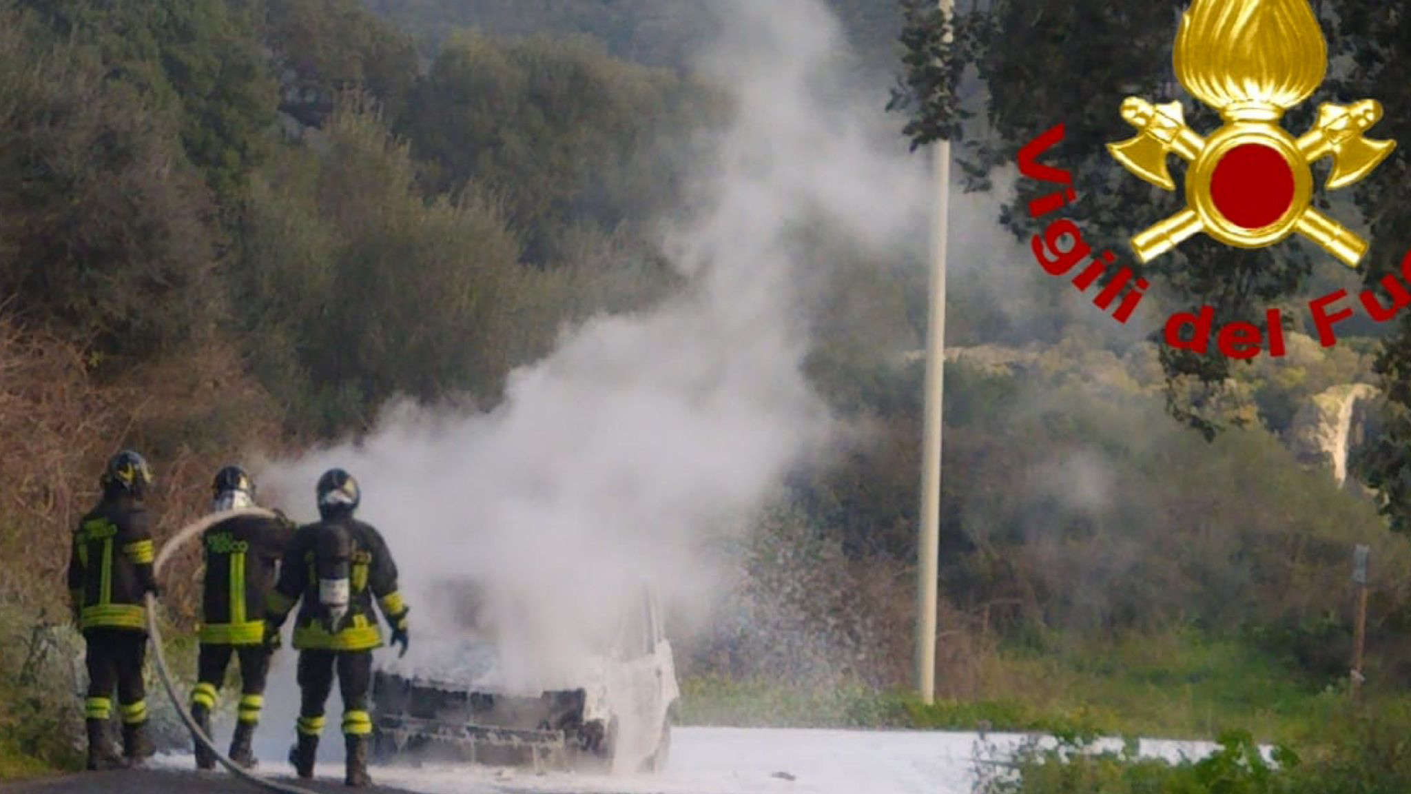 Luogosanto, auto a fuoco: strada chiusa per un’ora 