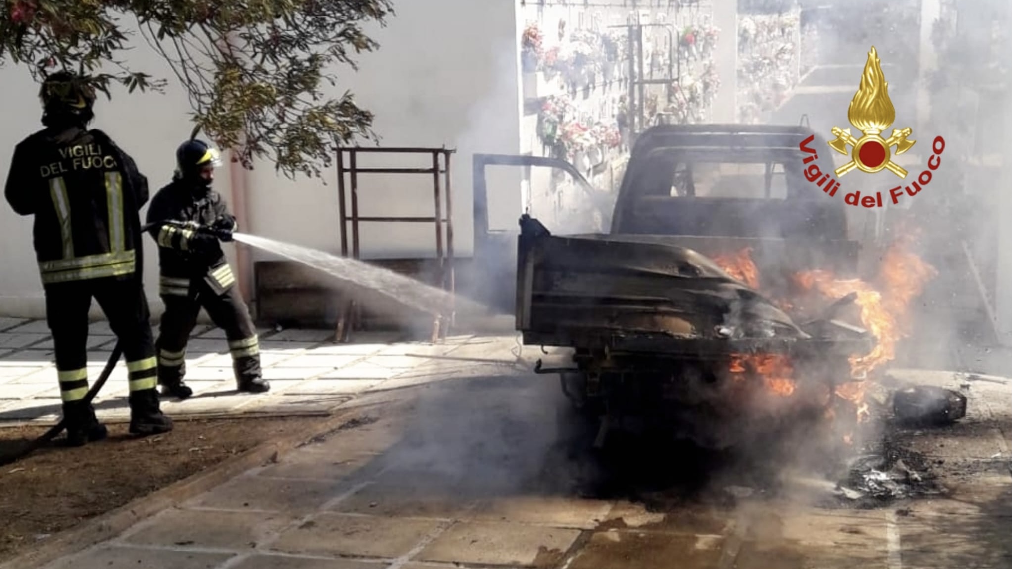 Incendio al cimitero: a fuoco un camioncino