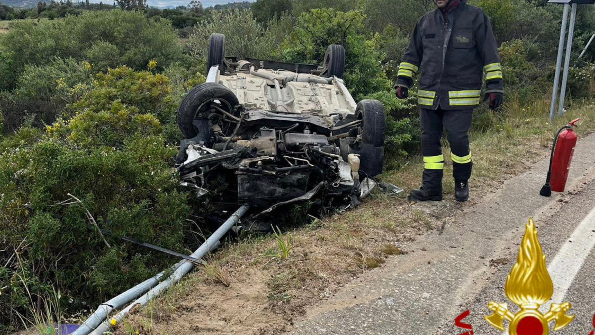Olbia-Golfo Aranci, auto fuori strada: giovane ferito