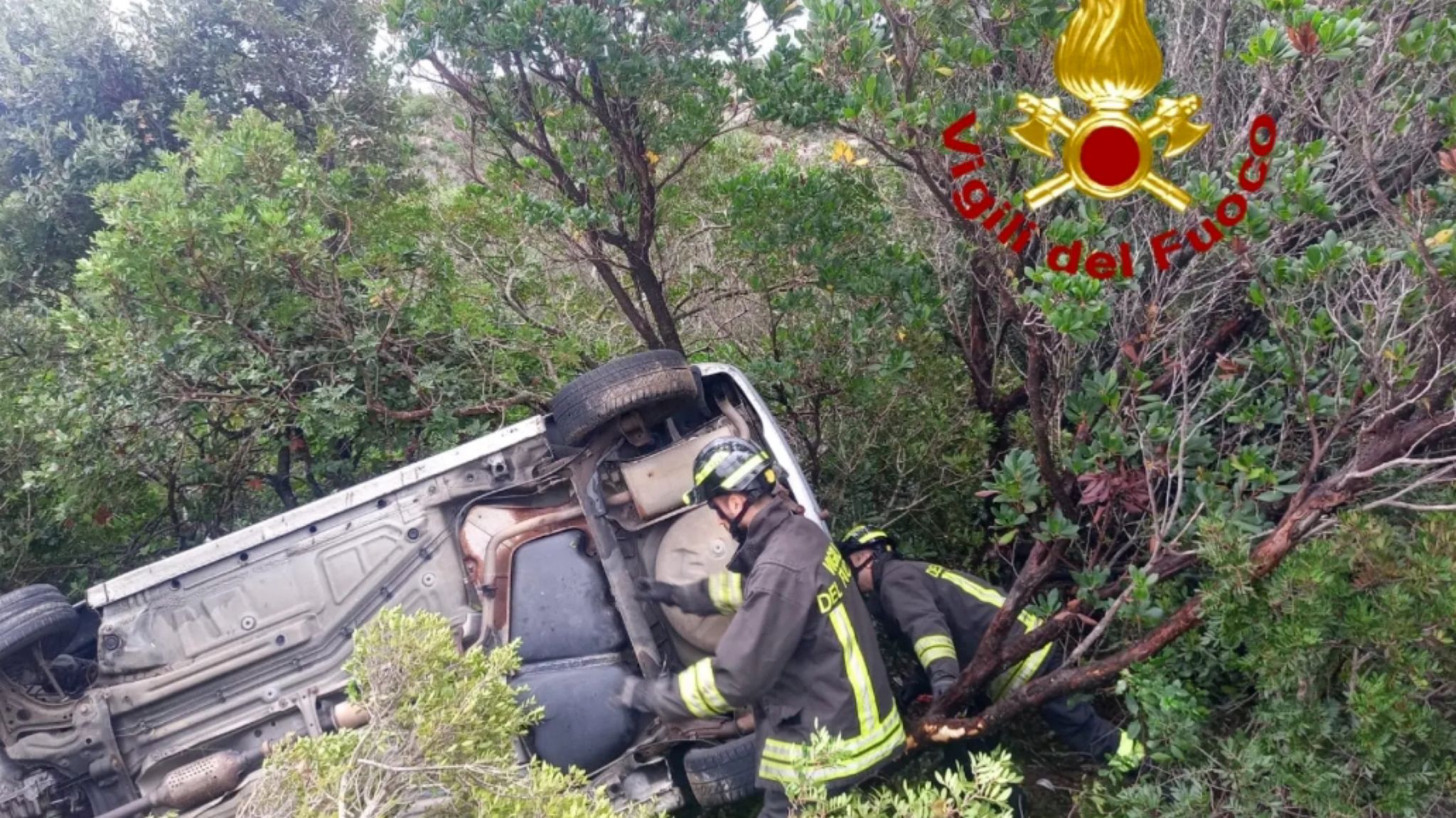 Gallura, auto fuori strada: un ferito