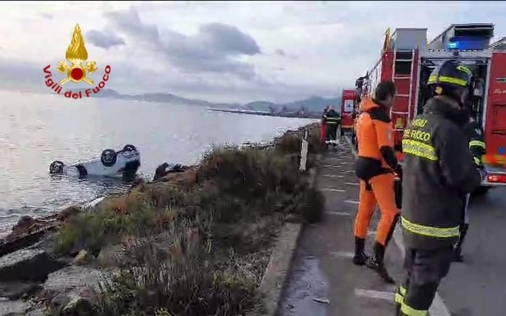 Scontro frontale, auto in mare: muore un 19enne