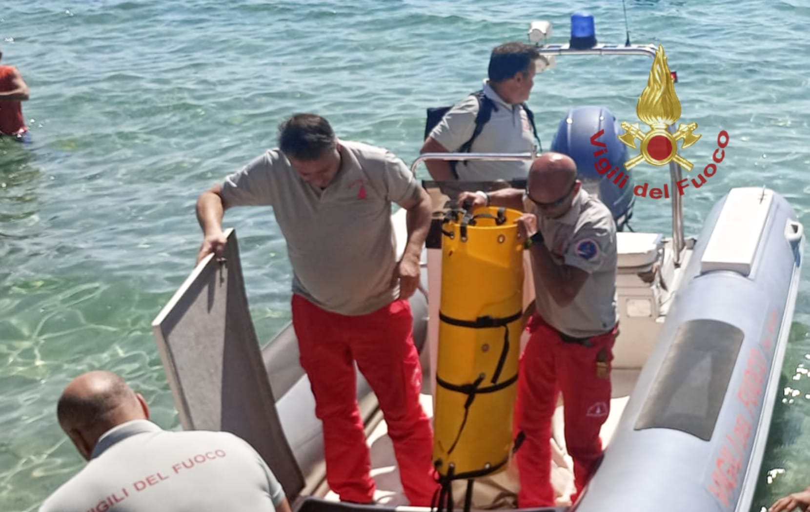 Cade in acqua tra gli scogli: tratta in salvo 57enne