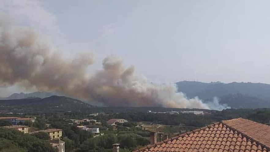 Calangianus, incendio enorme: piove cenere a Olbia