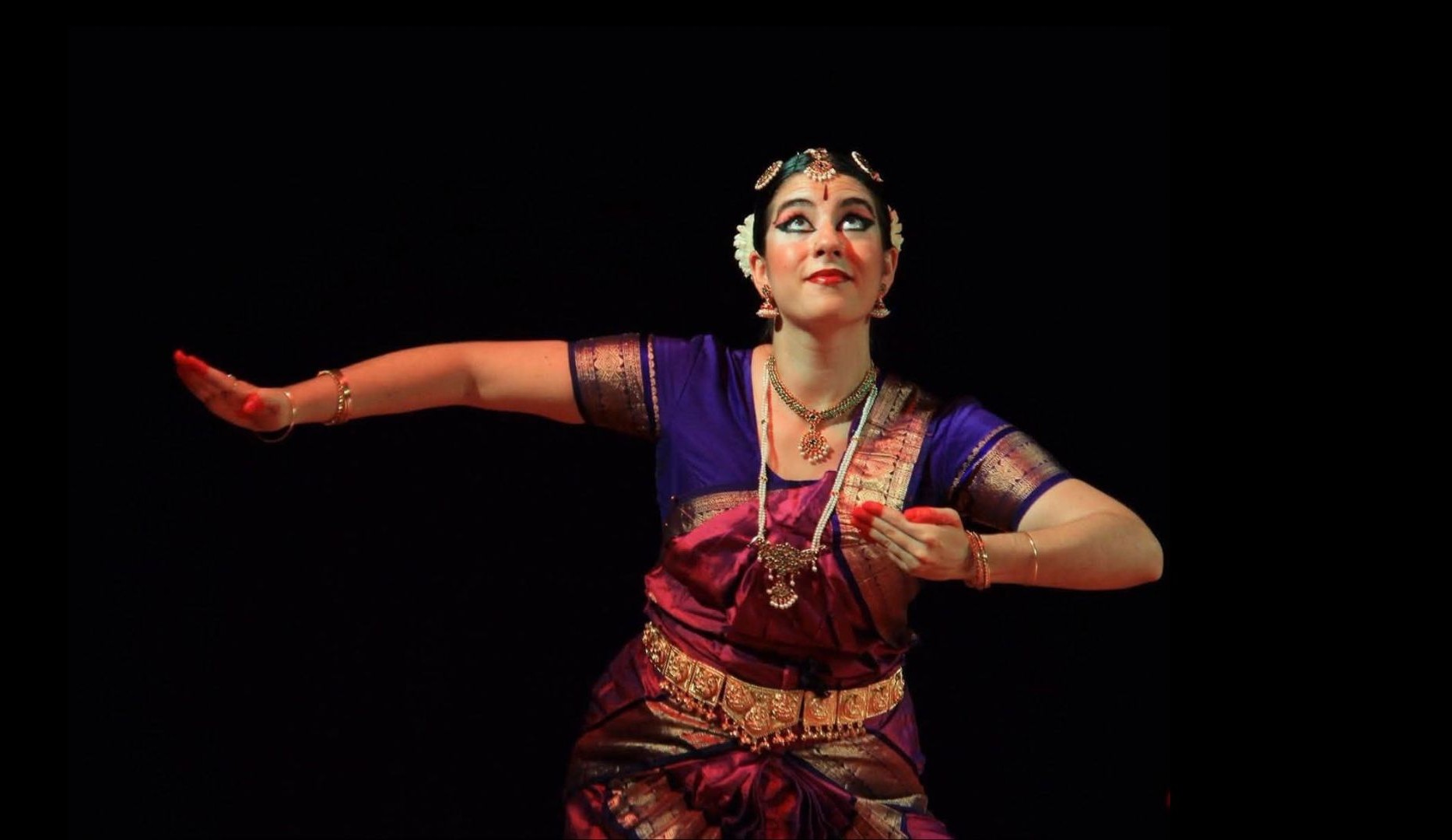 Olbia, quando la danza diventa poesia: Camilla Pisani porta il fascino dell’India al Suentu Lab