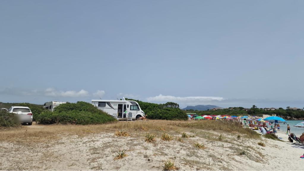 Golfo Aranci: camper e auto sulle dune a Cala Banana