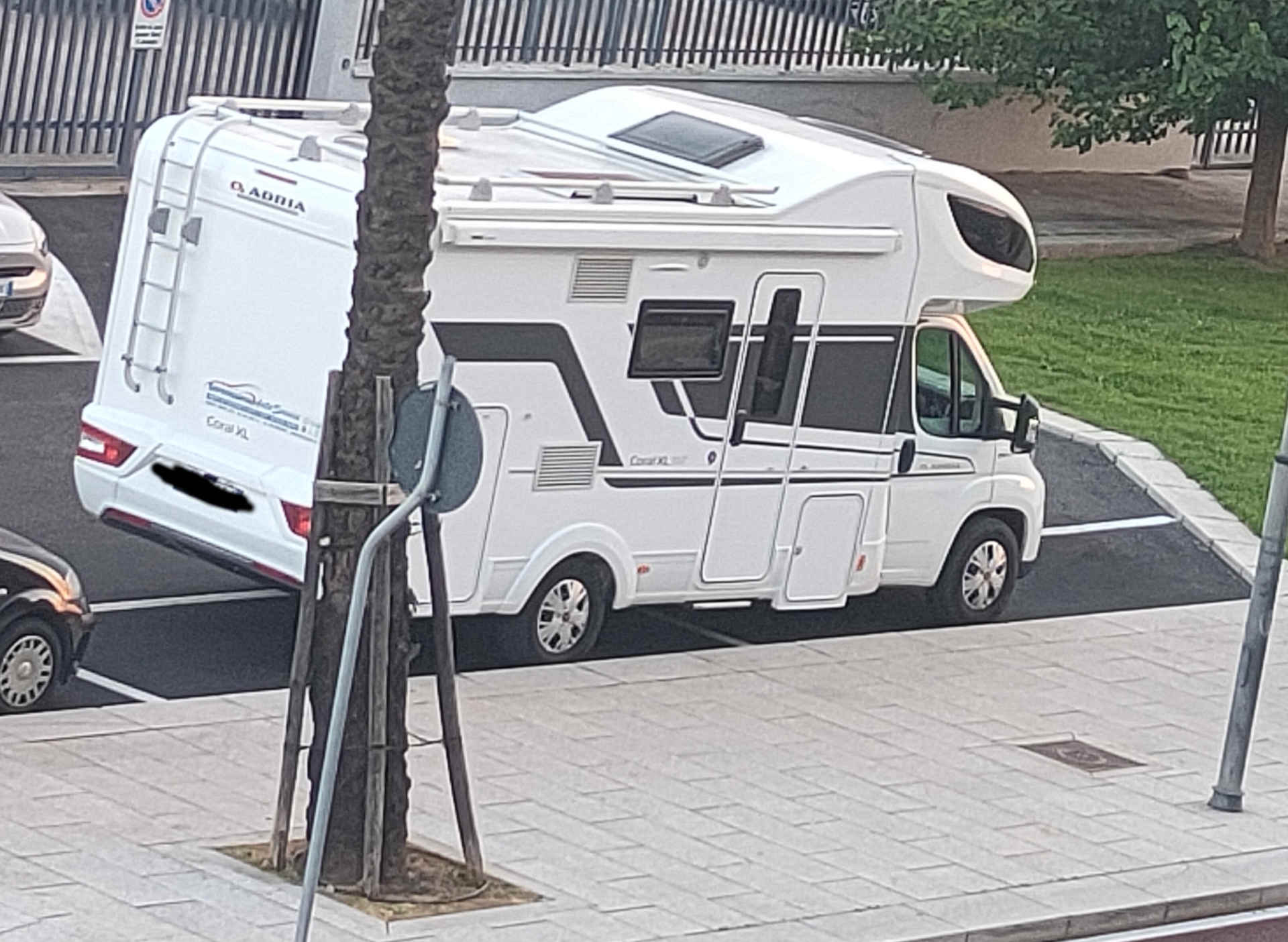 Olbia, camper parcheggiati in Viale Isola Bianca: olbiesi furiosi